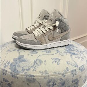 Nike Women's Air Jordan 1 Mid SE Particle Grey Sneakers